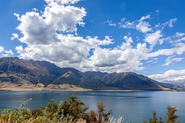 Vista panoramica del lago Wanaka in Nuova Zelanda