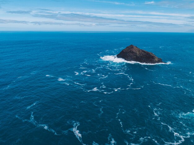 Vista panoramica del mare blu contro il cielo