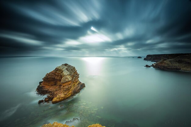 Vista panoramica del mare calmo contro un cielo nuvoloso