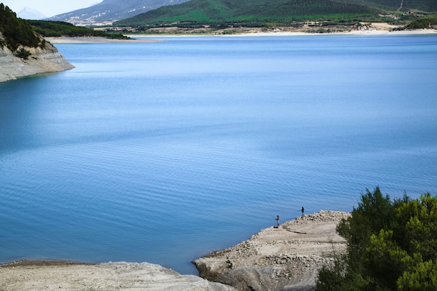Vista panoramica del mare calmo