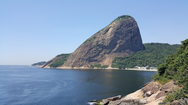 Vista panoramica del mare contro il cielo blu