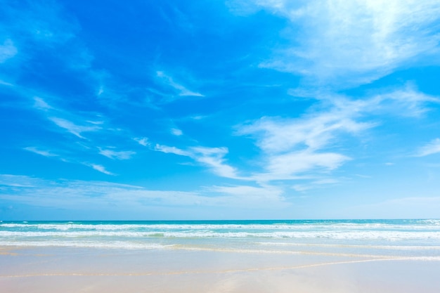 Vista panoramica del mare contro il cielo blu