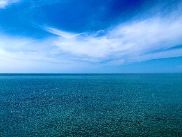 Vista panoramica del mare contro il cielo blu