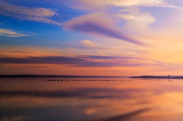 Vista panoramica del mare contro il cielo drammatico durante il tramonto