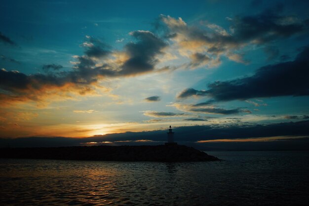 Vista panoramica del mare contro il cielo drammatico durante il tramonto