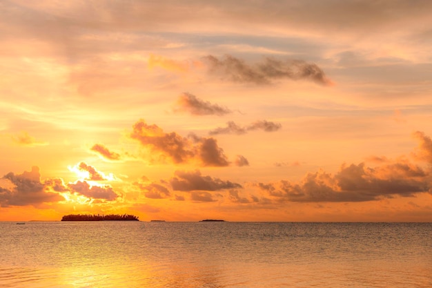 Vista panoramica del mare contro il cielo drammatico durante il tramonto