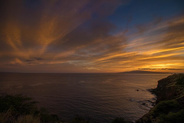 Vista panoramica del mare contro il cielo durante il tramonto