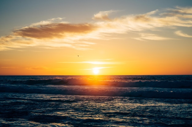 Vista panoramica del mare contro il cielo durante il tramonto
