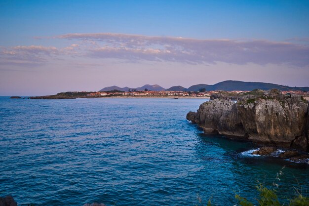 Vista panoramica del mare contro il cielo durante il tramonto