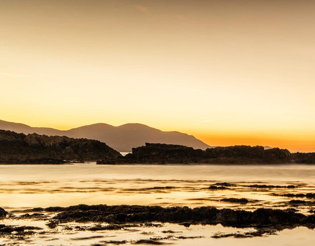 Vista panoramica del mare contro il cielo durante il tramonto