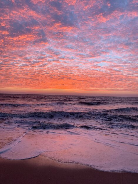 Vista panoramica del mare contro il cielo durante il tramonto