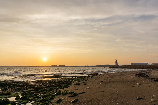 Vista panoramica del mare contro il cielo durante il tramonto