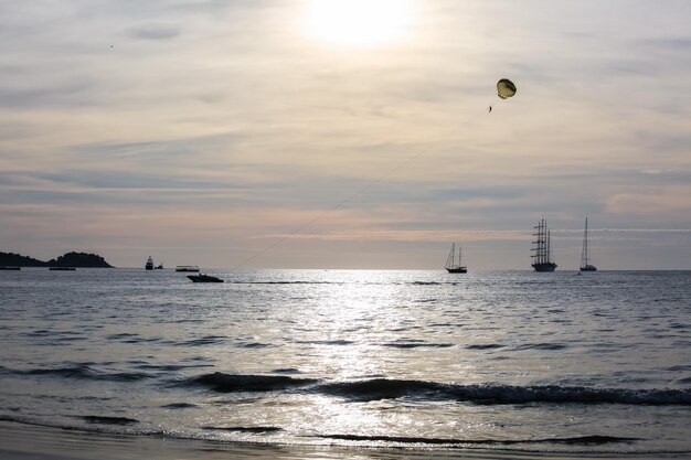 Vista panoramica del mare contro il cielo durante il tramonto