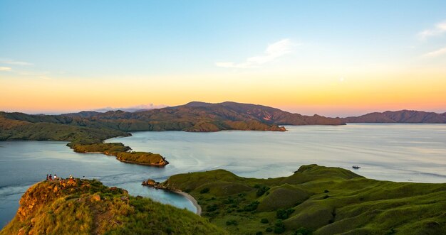 Vista panoramica del mare contro il cielo durante il tramonto