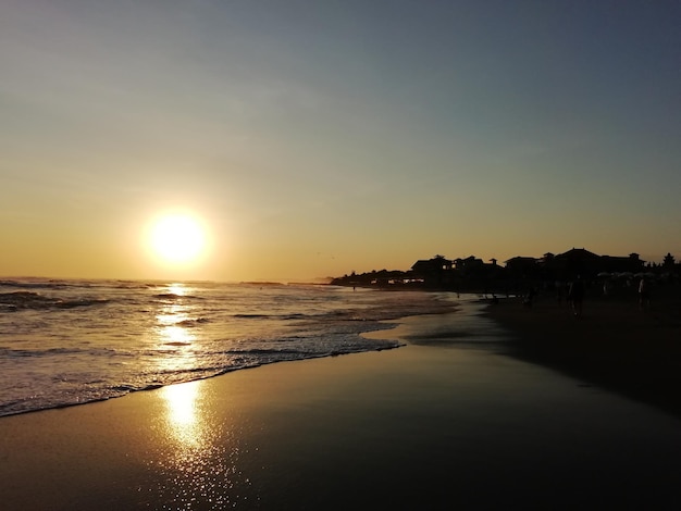 Vista panoramica del mare contro il cielo durante il tramonto