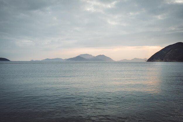 Vista panoramica del mare contro il cielo durante il tramonto