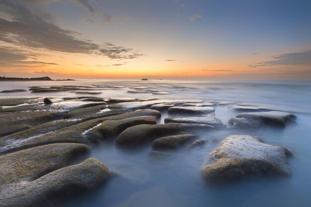 Vista panoramica del mare contro il cielo durante il tramonto