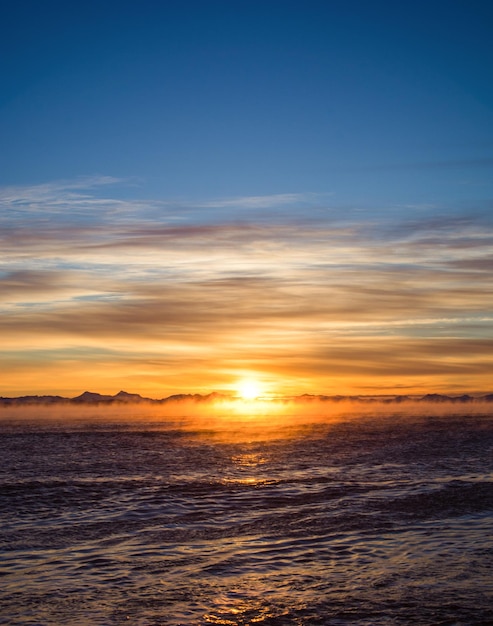 Vista panoramica del mare contro il cielo durante il tramonto