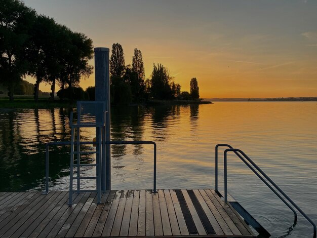 Vista panoramica del mare contro il cielo durante il tramonto