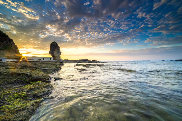 Vista panoramica del mare contro il cielo durante il tramonto