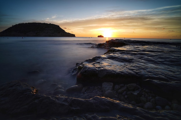 Vista panoramica del mare contro il cielo durante il tramonto