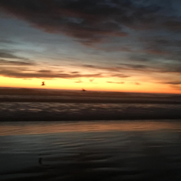 Vista panoramica del mare contro il cielo durante il tramonto