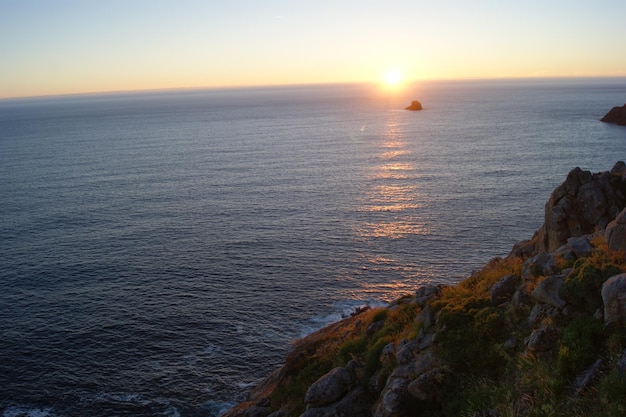 Vista panoramica del mare contro il cielo durante il tramonto