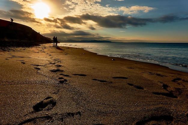 Vista panoramica del mare contro il cielo durante il tramonto