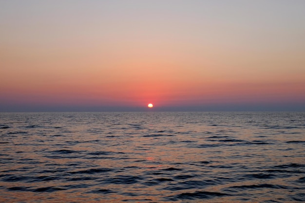 Vista panoramica del mare contro il cielo durante il tramonto