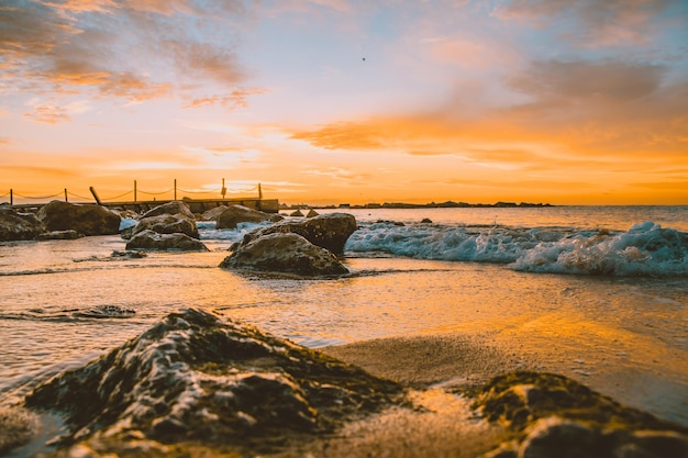 Vista panoramica del mare contro il cielo durante il tramonto