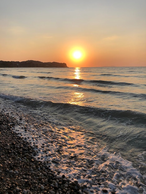 Vista panoramica del mare contro il cielo durante il tramonto