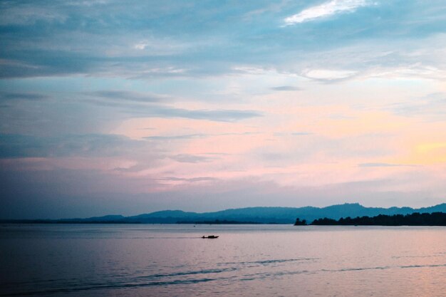 Vista panoramica del mare contro il cielo durante il tramonto