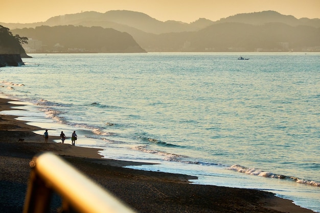 Vista panoramica del mare contro il cielo durante l'alba