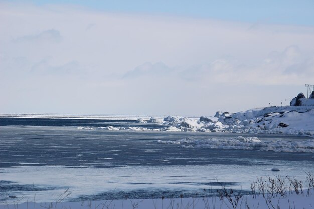 Vista panoramica del mare contro il cielo durante l'inverno