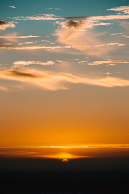 Vista panoramica del mare contro il cielo romantico al tramonto