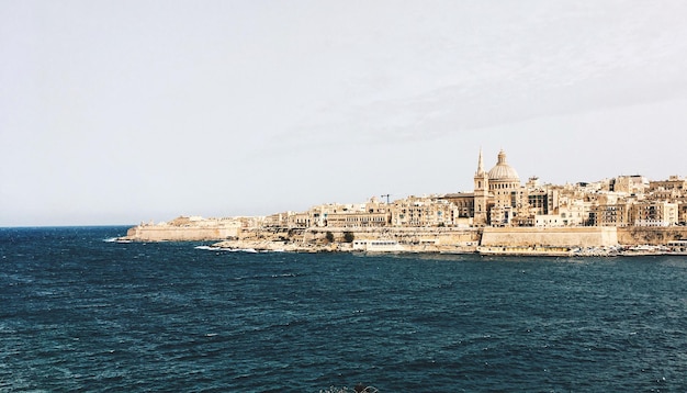 Vista panoramica del mare contro il cielo