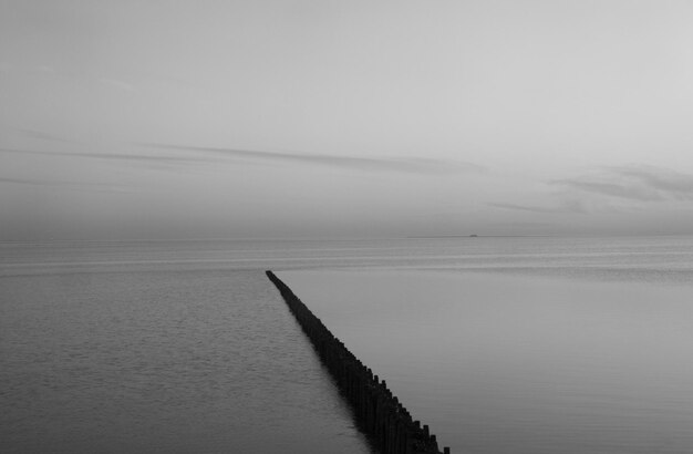 Vista panoramica del mare contro il cielo