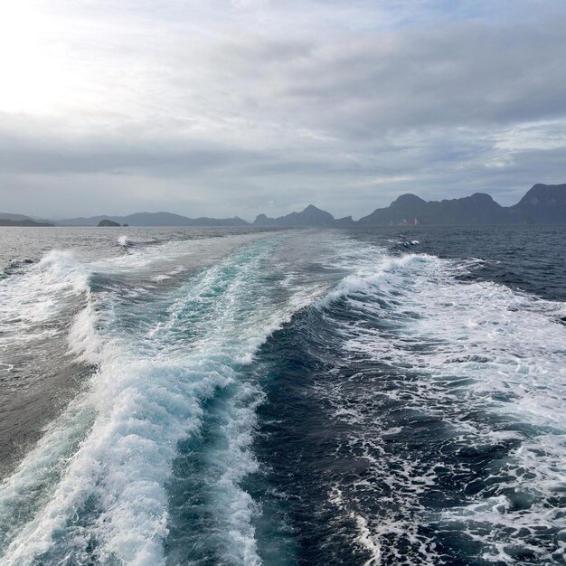 Vista panoramica del mare contro il cielo