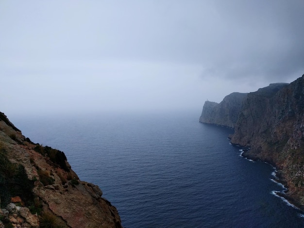 Vista panoramica del mare contro il cielo