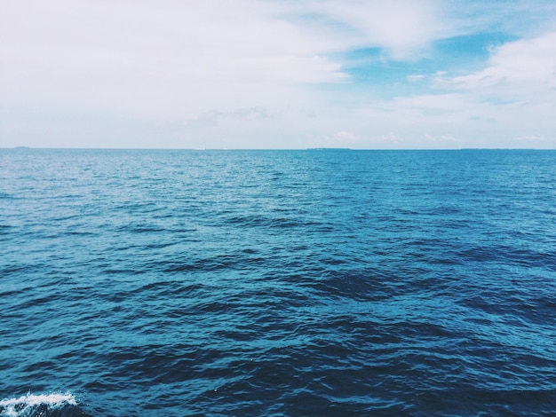 Vista panoramica del mare contro il cielo