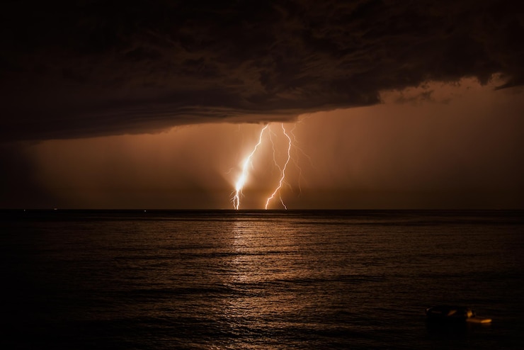 Foto vista panoramica del mare contro le nuvole di tempesta di notte