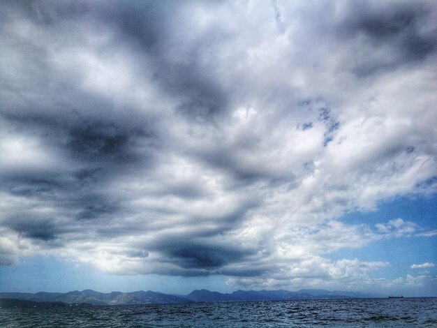 Vista panoramica del mare contro le nuvole di tempesta