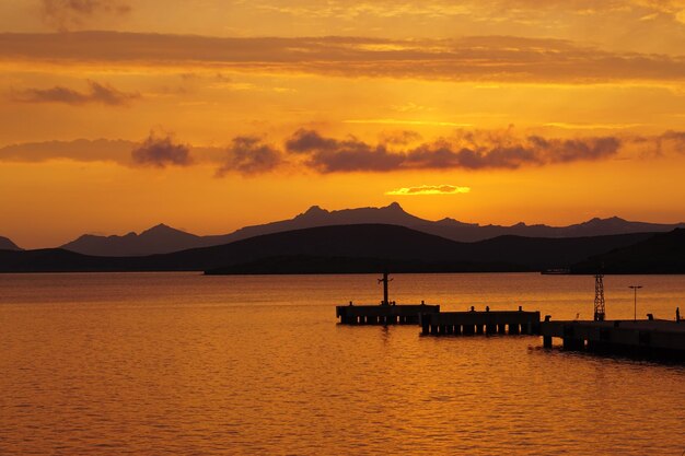 Vista panoramica del mare contro un cielo arancione