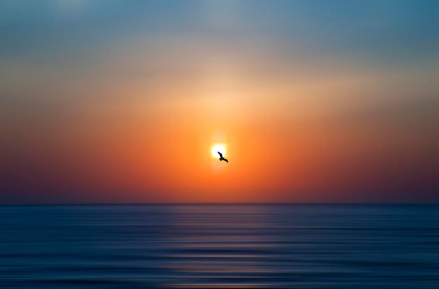 Vista panoramica del mare contro un cielo arancione