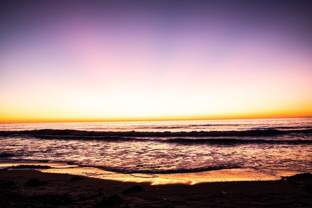 Vista panoramica del mare contro un cielo limpido durante il tramonto