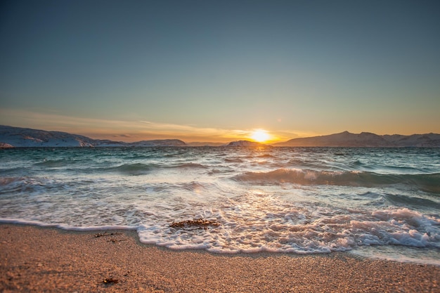 Vista panoramica del mare contro un cielo limpido durante il tramonto