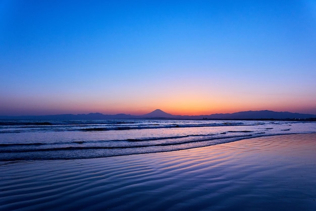 Vista panoramica del mare contro un cielo limpido durante il tramonto