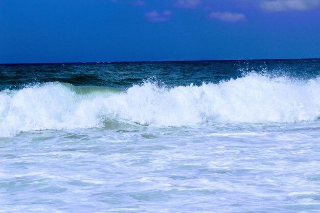 Vista panoramica del mare contro un cielo limpido