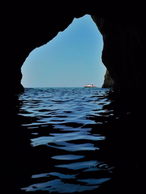 Vista panoramica del mare contro un cielo limpido