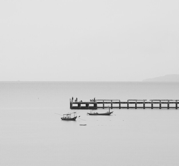 Vista panoramica del mare contro un cielo limpido